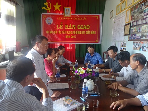 Lễ bàn giao máy tách màu cho htx eakiet