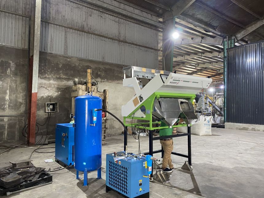Máy tách màu nhựa Pet tại xưởng khách